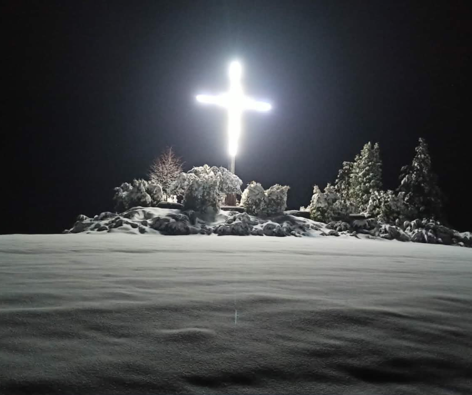 Świecący Krzyż Milenijny w Mszalnicy w zimowej aurze