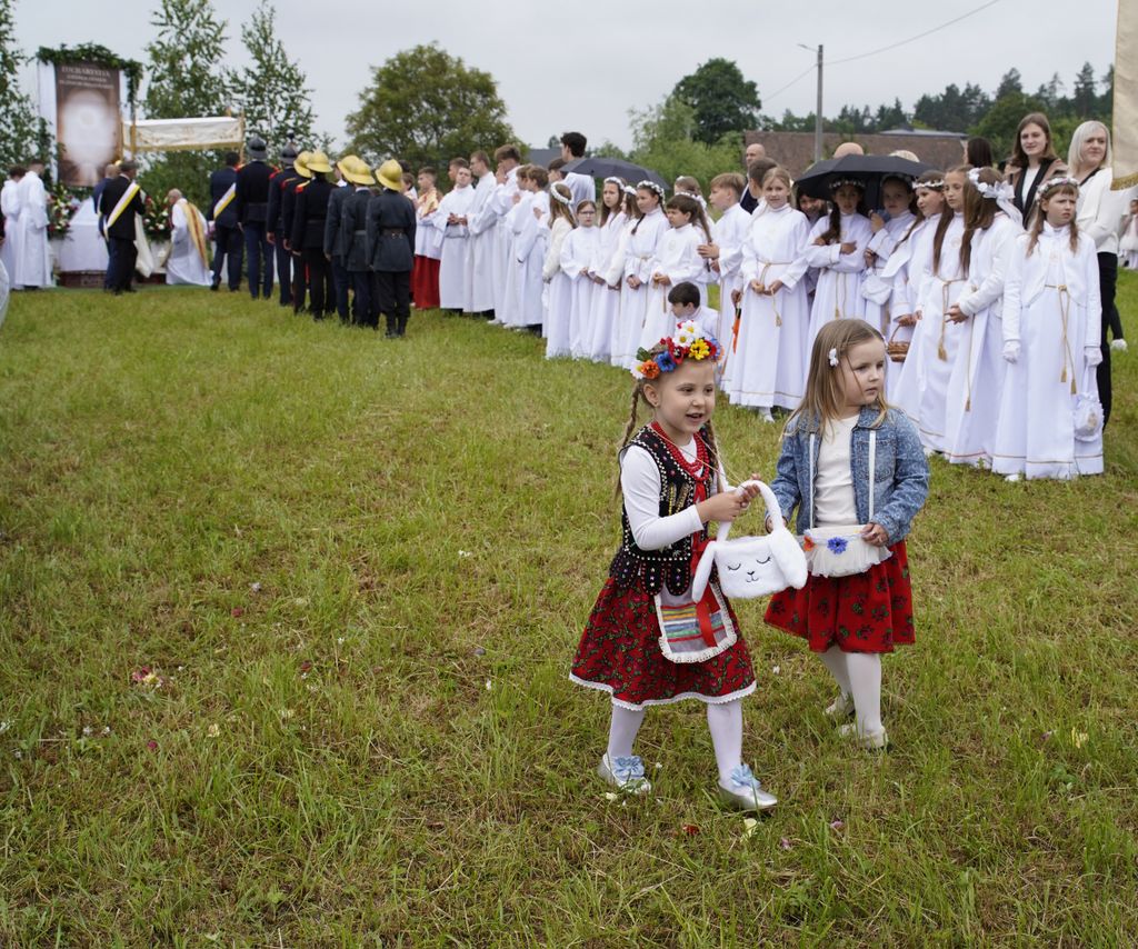 Dziewczynki sypiące kwiaty